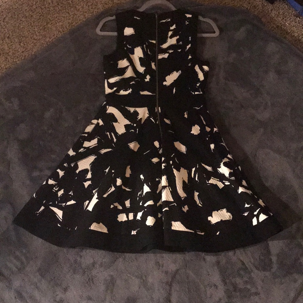 Banana Republic White and Black Pattern - Picture 8 of 8